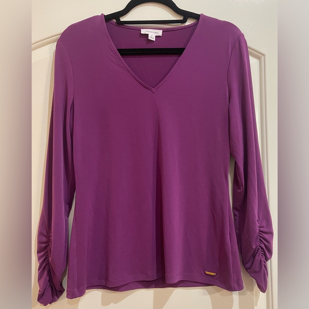 Calvin Klein Women's Ruched Sleeve V-Neck Top.
Pretty Purple. Size M.